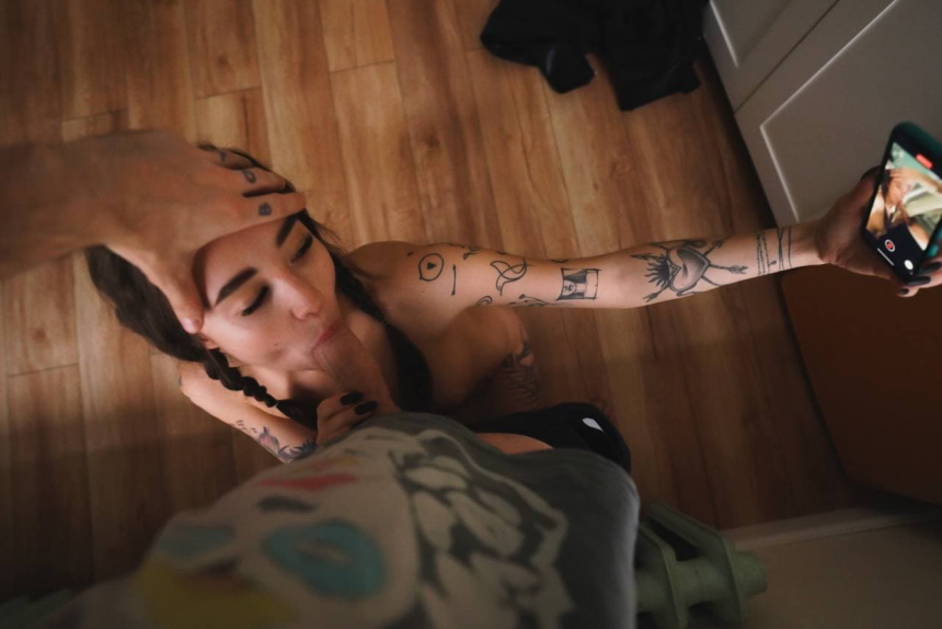 Девушка делает минет во время эротической фотосессии – фото 10