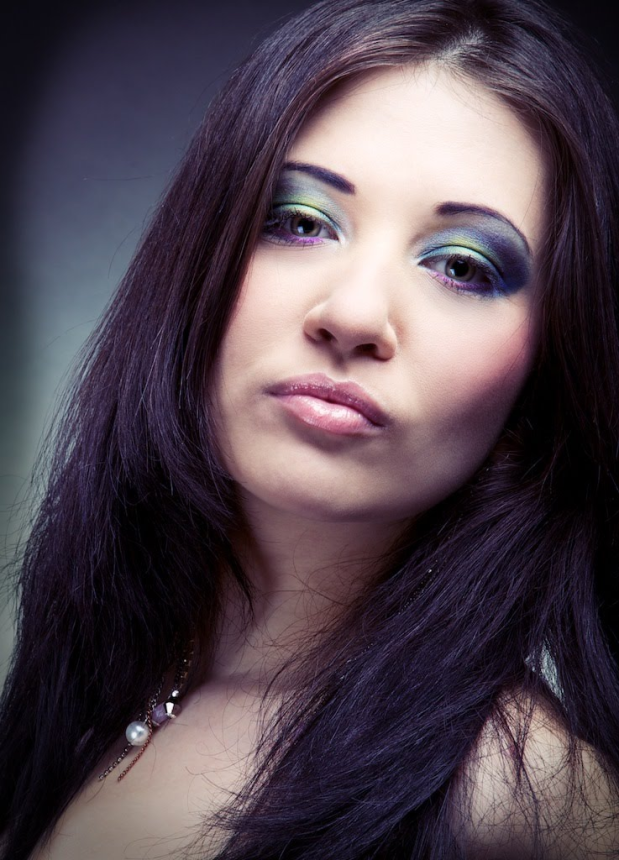 Фото Привлекательная дамочка ласкает пенис и получает сперму на себя