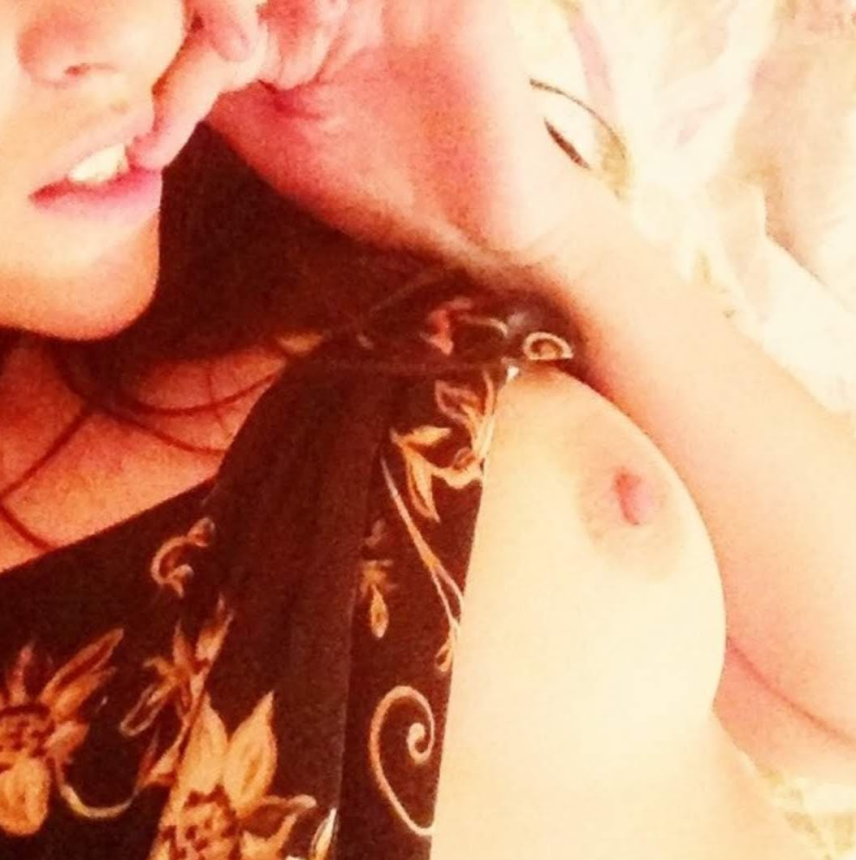 Привлекательная дамочка ласкает пенис и получает сперму на себя – фото 7