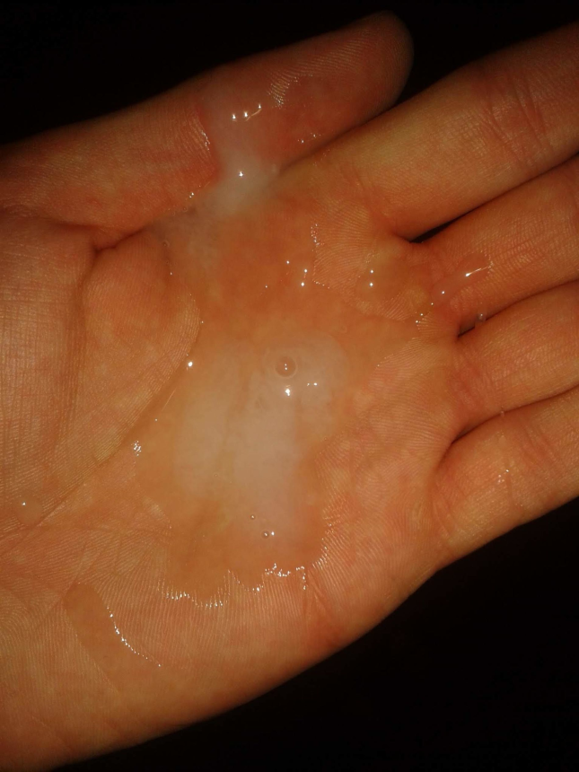 Привлекательная дамочка ласкает пенис и получает сперму на себя – фото 25