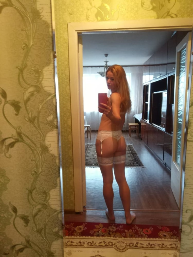 Fitness model poses nude – photo 14