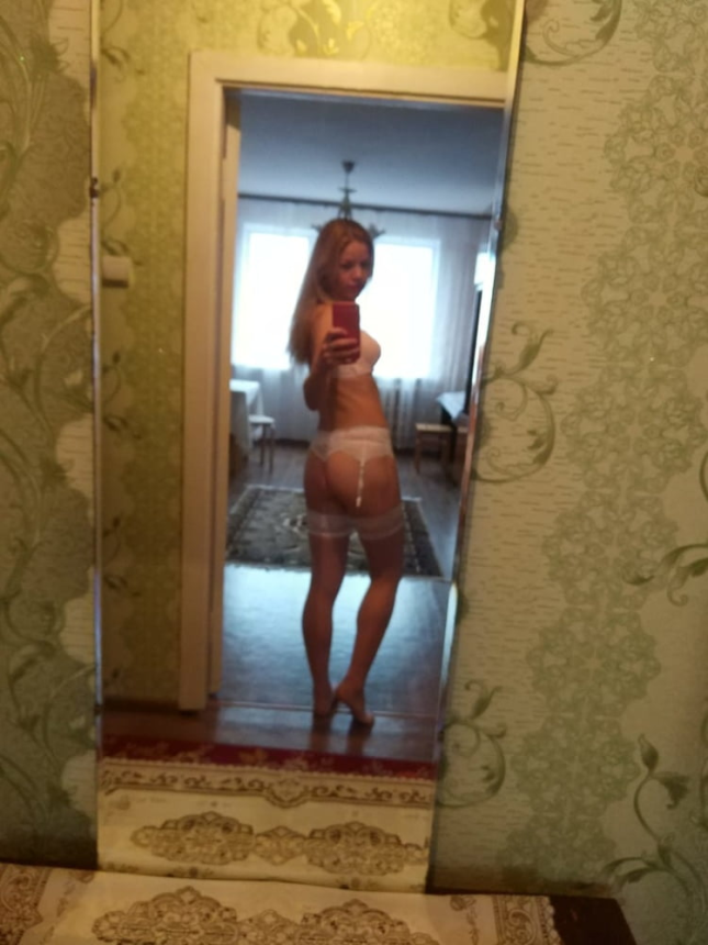 Fitness model poses nude – photo 15