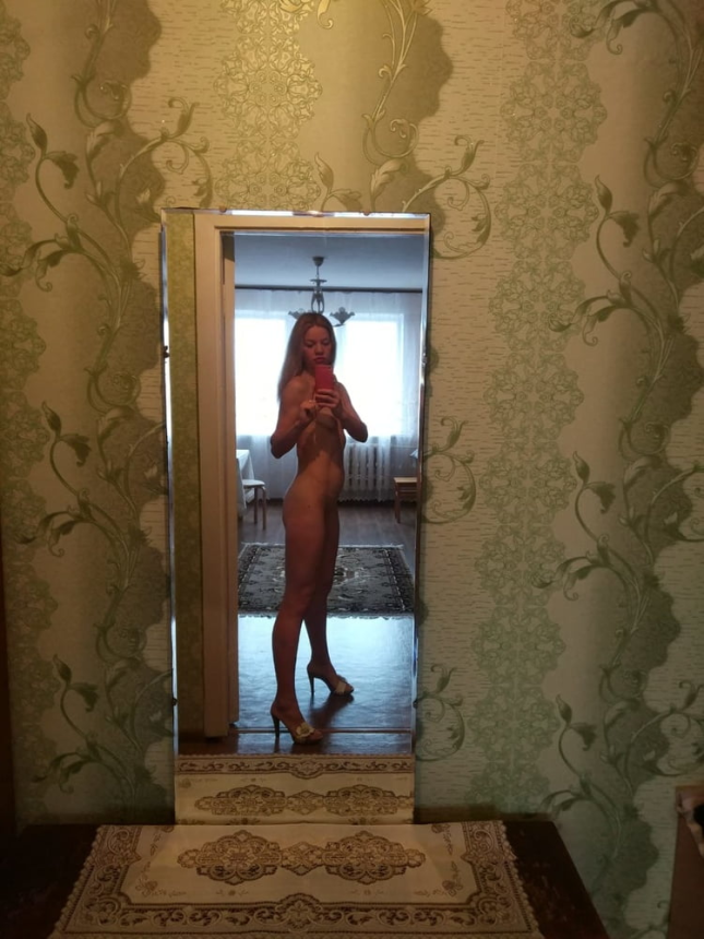 Fitness model poses nude – photo 16