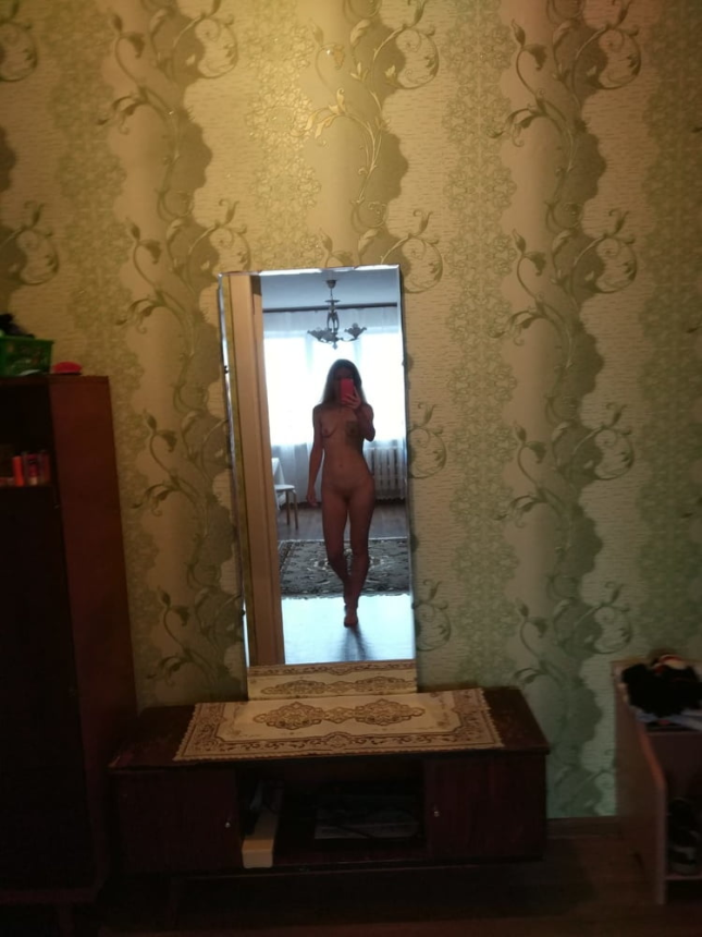 Fitness model poses nude – photo 17