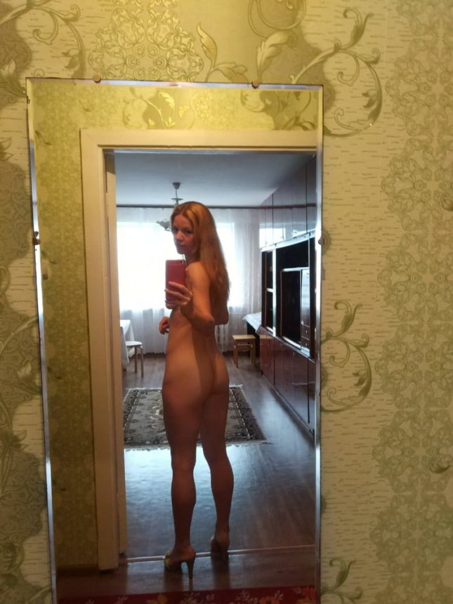 Fitness model poses nude – photo 20