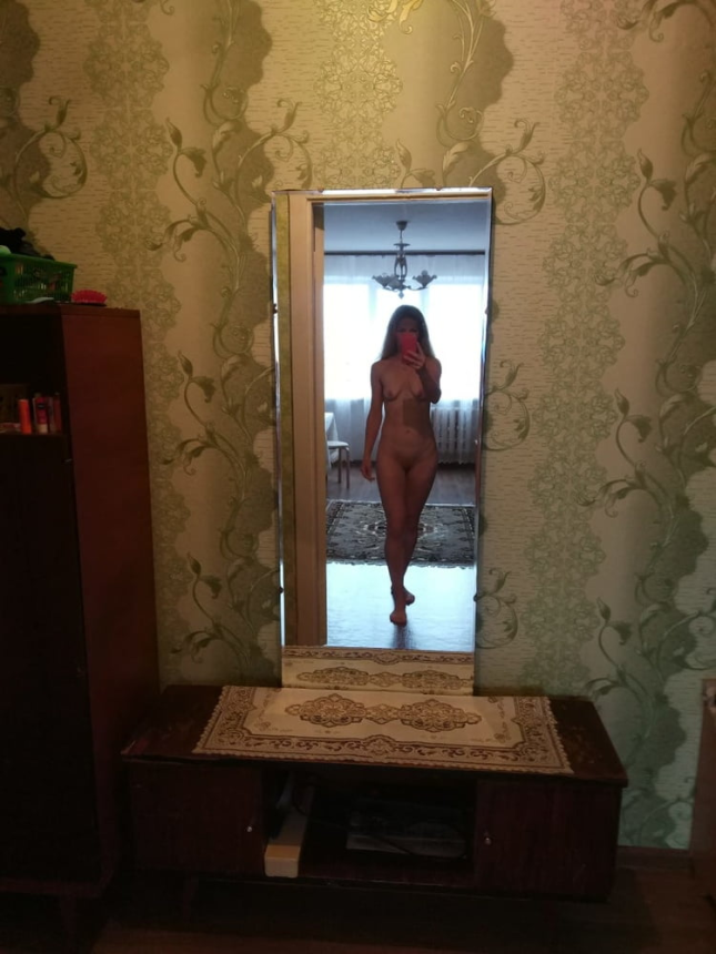 Fitness model poses nude – photo 23