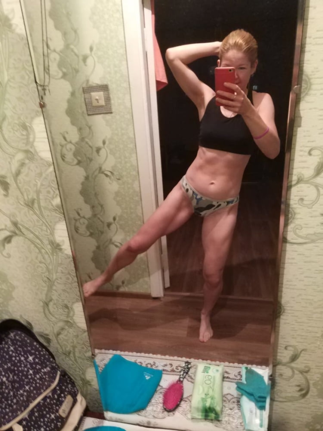 Fitness model poses nude – photo 26