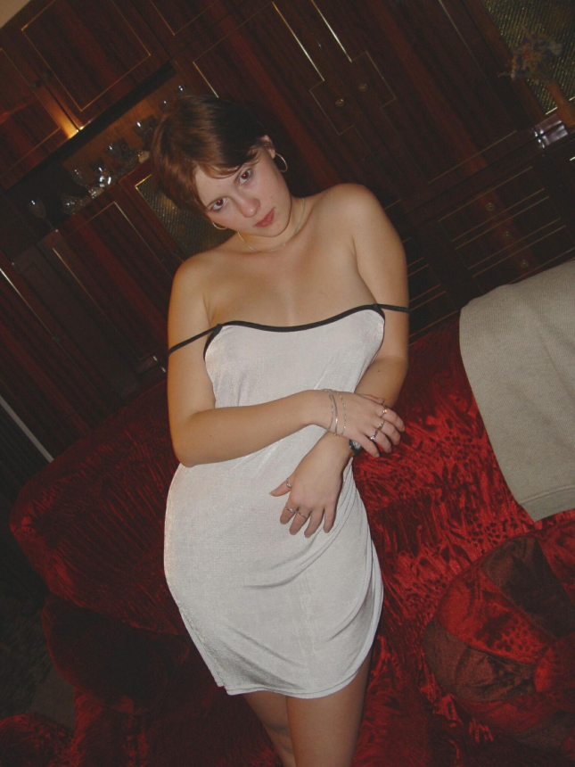 Intimate shots of an ordinary girl with attractive breasts – photo 6