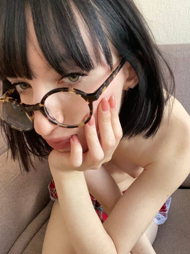 Девушка любит снимать себя голой дома – фото 2