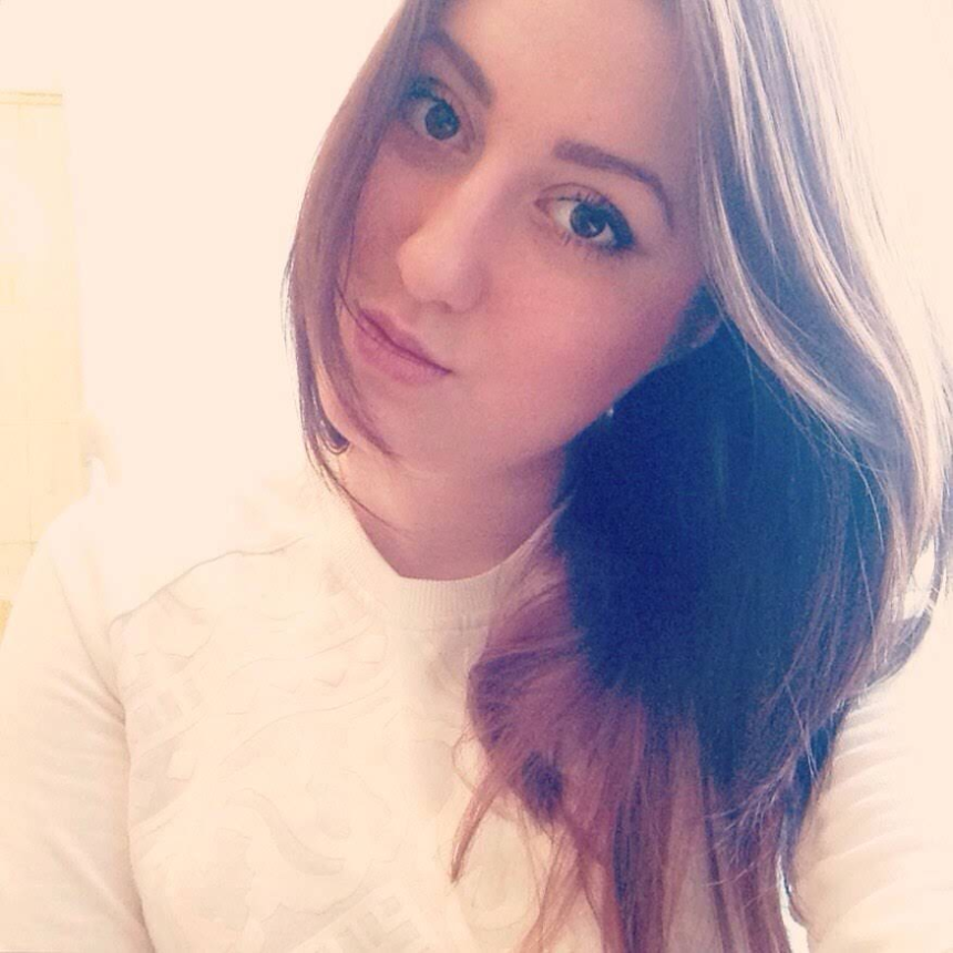 Фото Показывает свои скромные сексуальные снимки