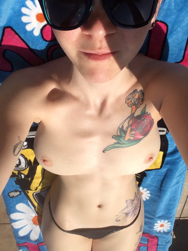 Рыжеволосая девушка с прекрасной грудью позирует обнаженной – фото 8