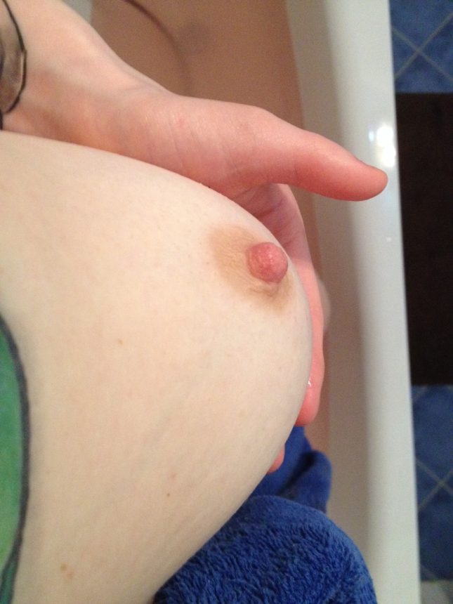 Рыжеволосая девушка с прекрасной грудью позирует обнаженной – фото 15