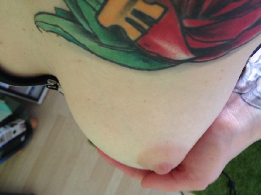 Рыжеволосая девушка с прекрасной грудью позирует обнаженной – фото 16