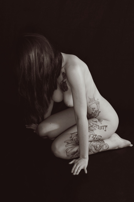 Рыжеволосая девушка с прекрасной грудью позирует обнаженной – фото 23