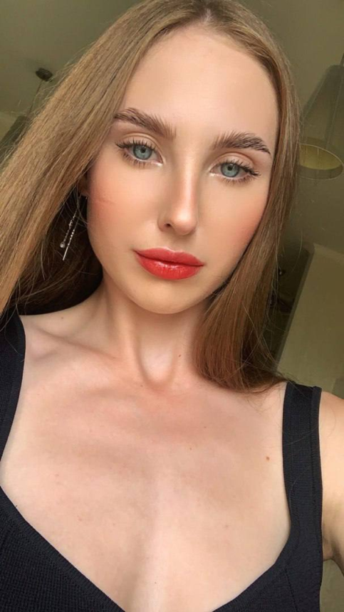 Фото Милая девушка фотографирует себя в интимной обстановке