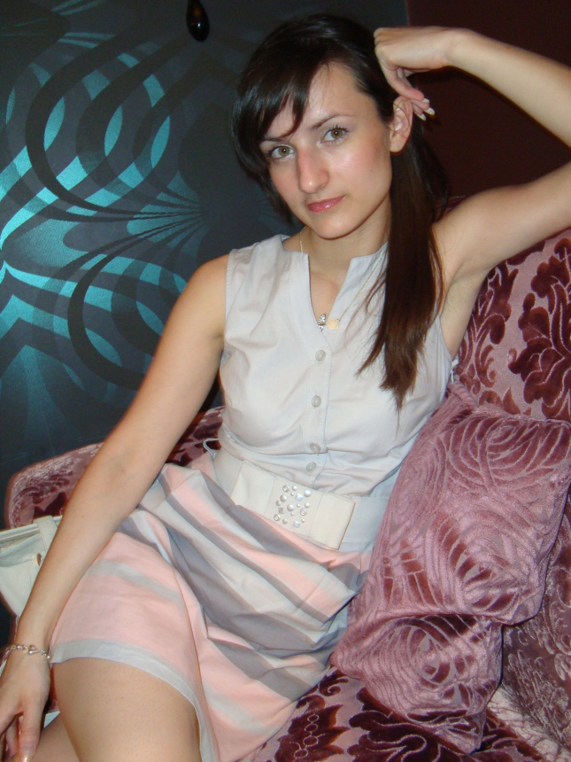 Симпатичная стройная девушка сфотографировалась дома в стиле ню – фото 2