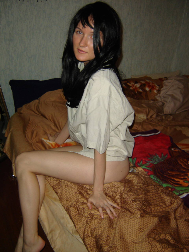 Откровенные фотографии женщины в домашней обстановке в белье с минетом – фото 6