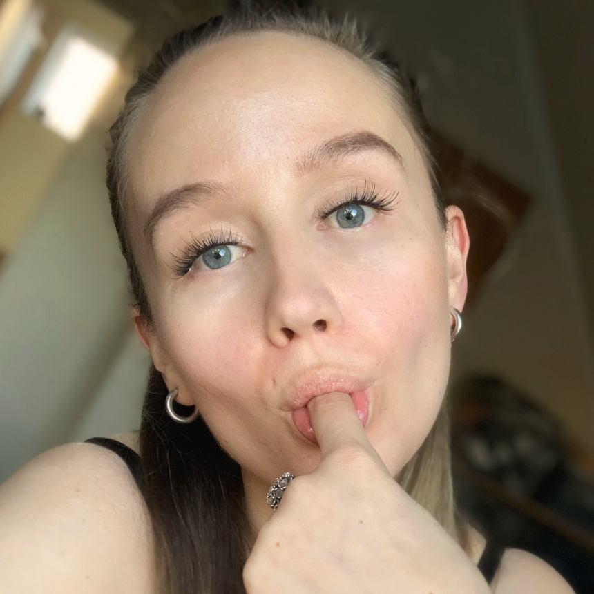 Привлекательная длинноволосая дама с открытыми волосами предпочитает создавать соблазнительные снимки – фото 1