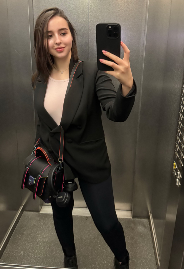 Привлекательная девушка фотографируется в интересных позах – фото 16