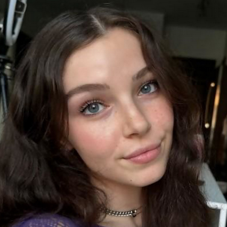 Молодая красавица делает сексуальные фотографии – фото 2