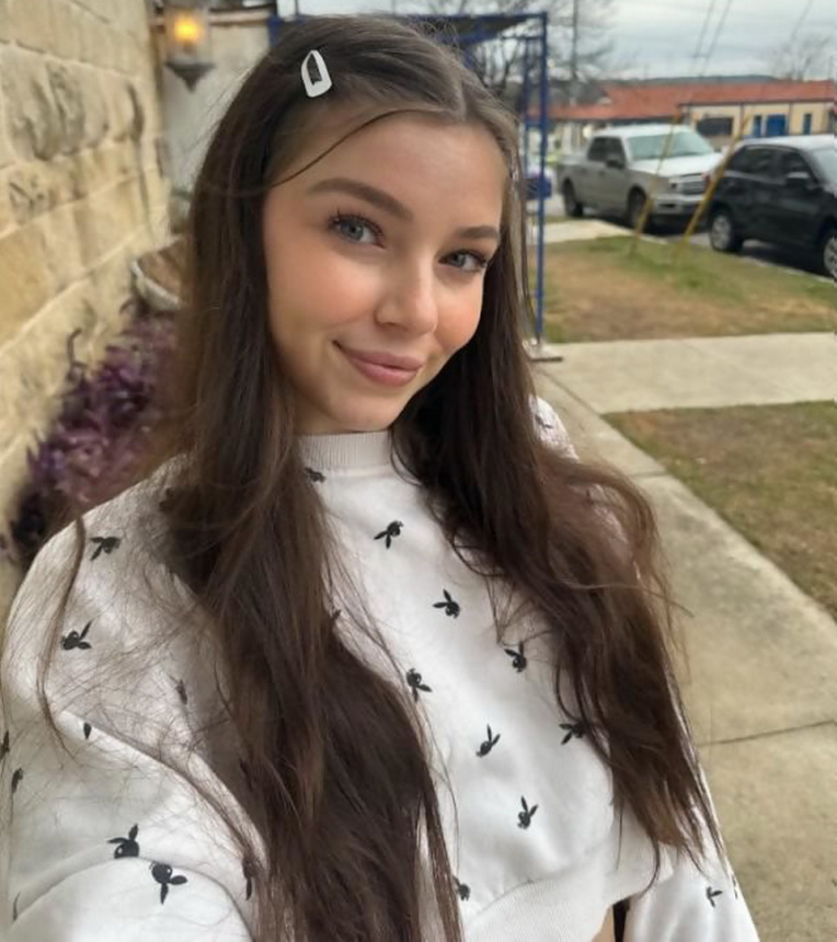 Фото Молодая красавица делает сексуальные фотографии