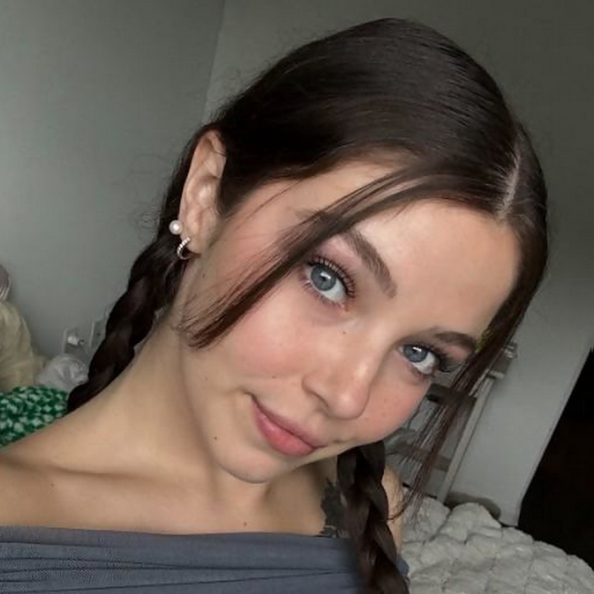 Молодая красавица делает сексуальные фотографии – фото 22