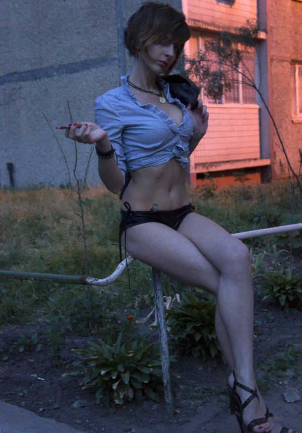 Очень привлекательная девушка с отличной фигурой и прекрасной попой – фото 2