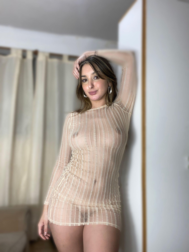 Длинноволосая кареглазая красотка показала свою фигуру и задницу – фото 23