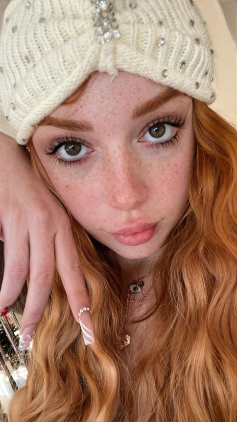 Redheaded beauty showed her appetizing curves and seductive breasts – photo 2