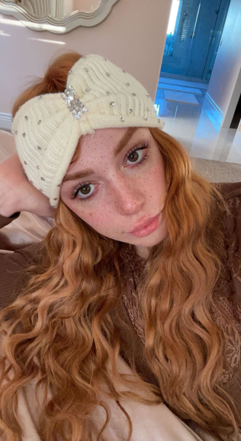 Redheaded beauty showed her appetizing curves and seductive breasts – photo 3