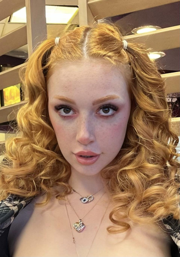 Redheaded beauty showed her appetizing curves and seductive breasts – photo 18