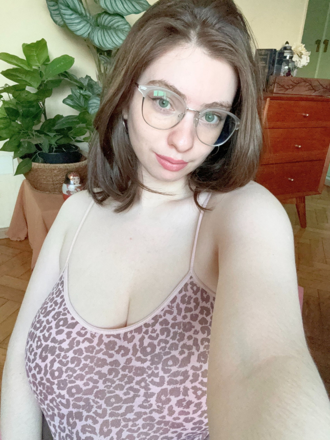 Студентка с большой грудью демонстрирует свои естественные формы и привлекательные части тела – фото 2