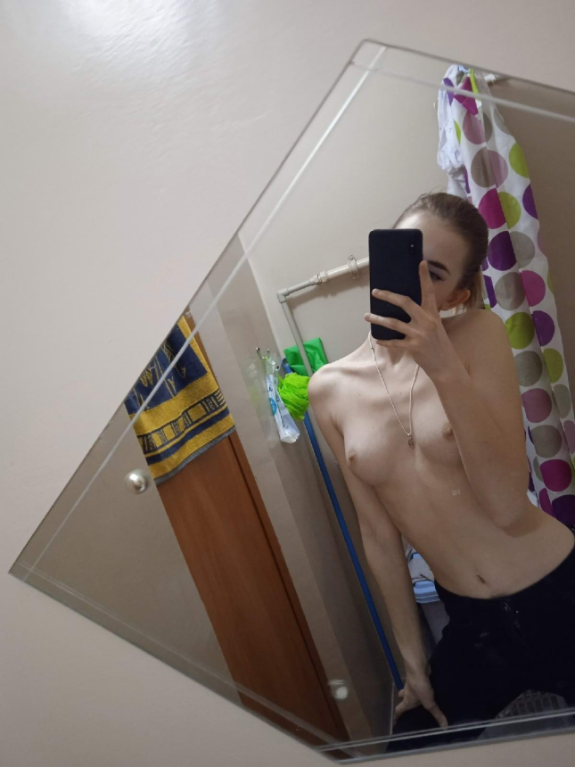 Молодая и привлекательная студентка, которая не стесняется демонстрировать свои прелести, а они у нее привлекательные и аппетитные – фото 12