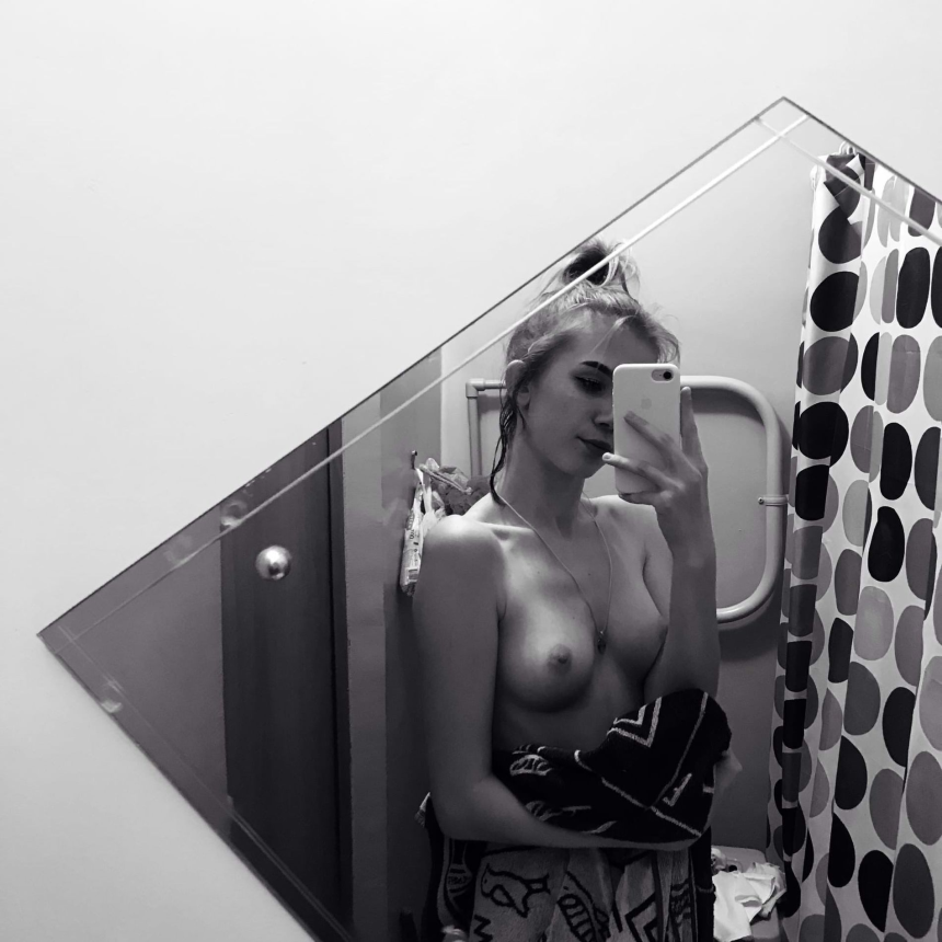 Молодая и привлекательная студентка, которая не стесняется демонстрировать свои прелести, а они у нее привлекательные и аппетитные – фото 19