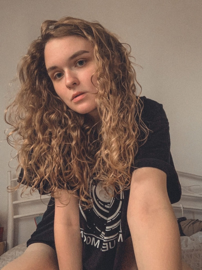 Фото Девушка демонстрирует свою привлекательную фигуру