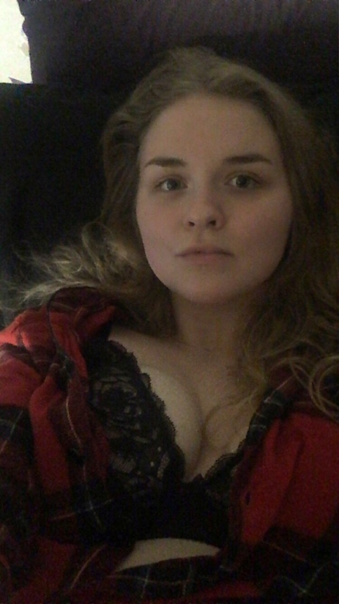 Девушка демонстрирует свою привлекательную фигуру – фото 2