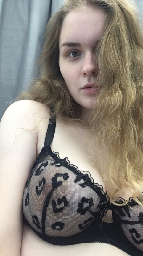 Девушка демонстрирует свою привлекательную фигуру – фото 3