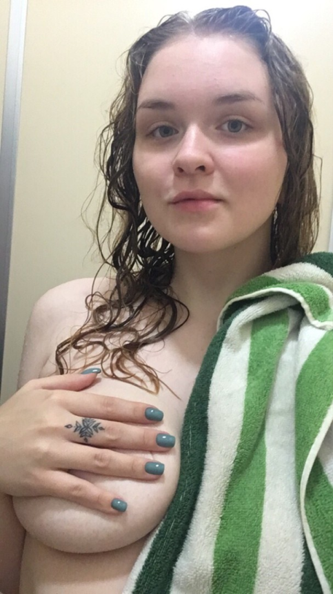 Девушка демонстрирует свою привлекательную фигуру – фото 4