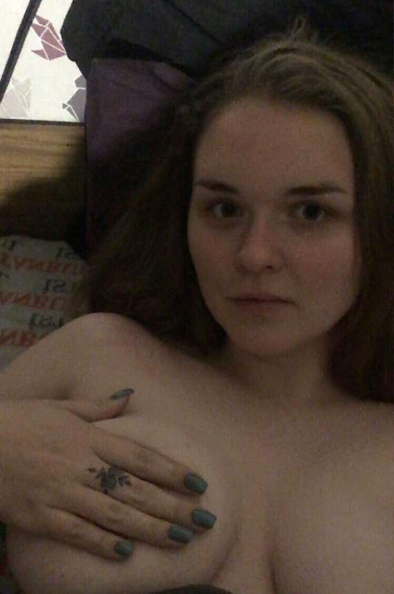 Девушка демонстрирует свою привлекательную фигуру – фото 9