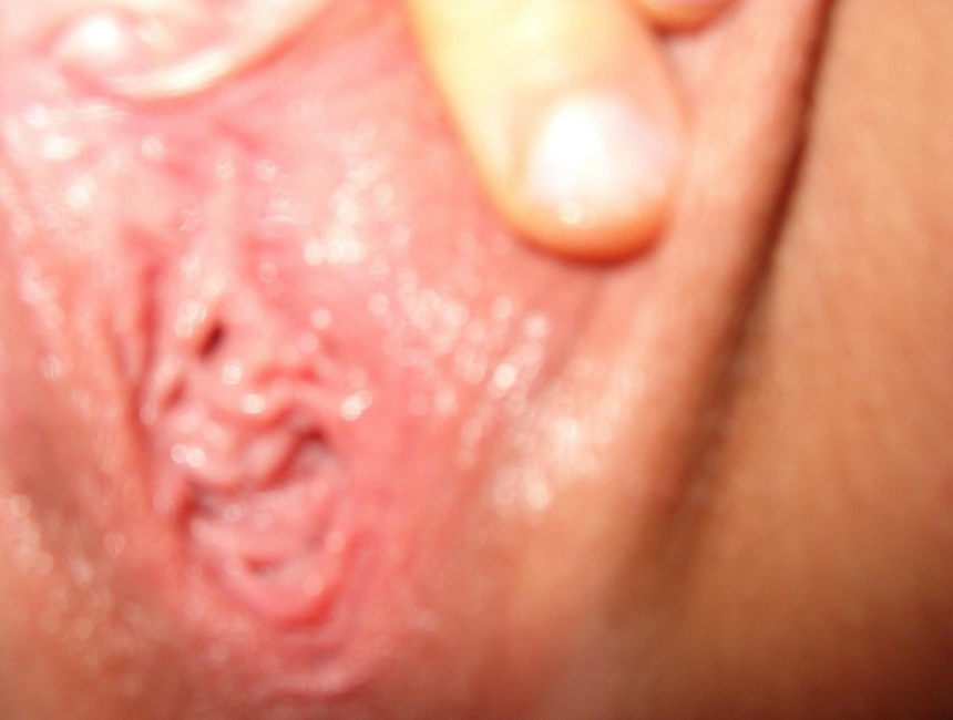 Молодая девушка демонстрирует свою интимную зону во всех деталях и подробностях – фото 21