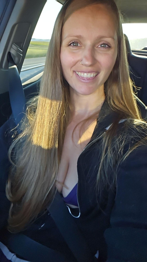 Длинноволосая дама показала свою фигуру и очарование, продемонстрировала свою привлекательность и соблазнительную красоту – фото 2