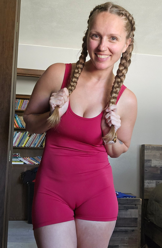 Длинноволосая дама показала свою фигуру и очарование, продемонстрировала свою привлекательность и соблазнительную красоту – фото 14