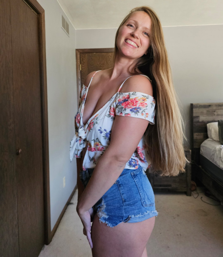 Длинноволосая дама показала свою фигуру и очарование, продемонстрировала свою привлекательность и соблазнительную красоту – фото 18