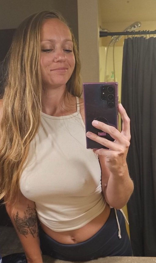 Длинноволосая дама показала свою фигуру и очарование, продемонстрировала свою привлекательность и соблазнительную красоту – фото 24