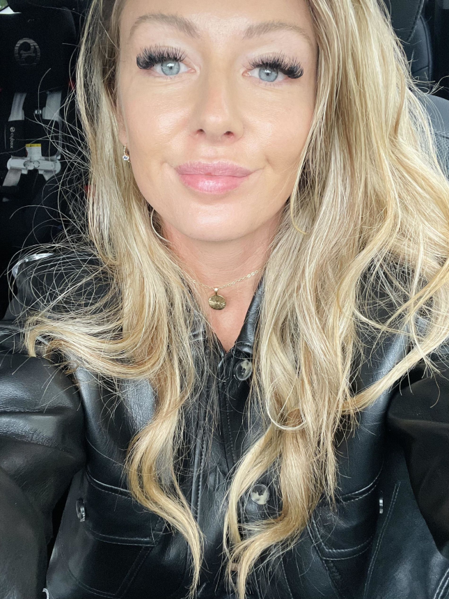 Фото Сисястая блондинка показала свои привлекательные формы и сексуальные достоинства