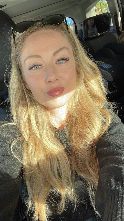 Сисястая блондинка показала свои привлекательные формы и сексуальные достоинства – фото 18