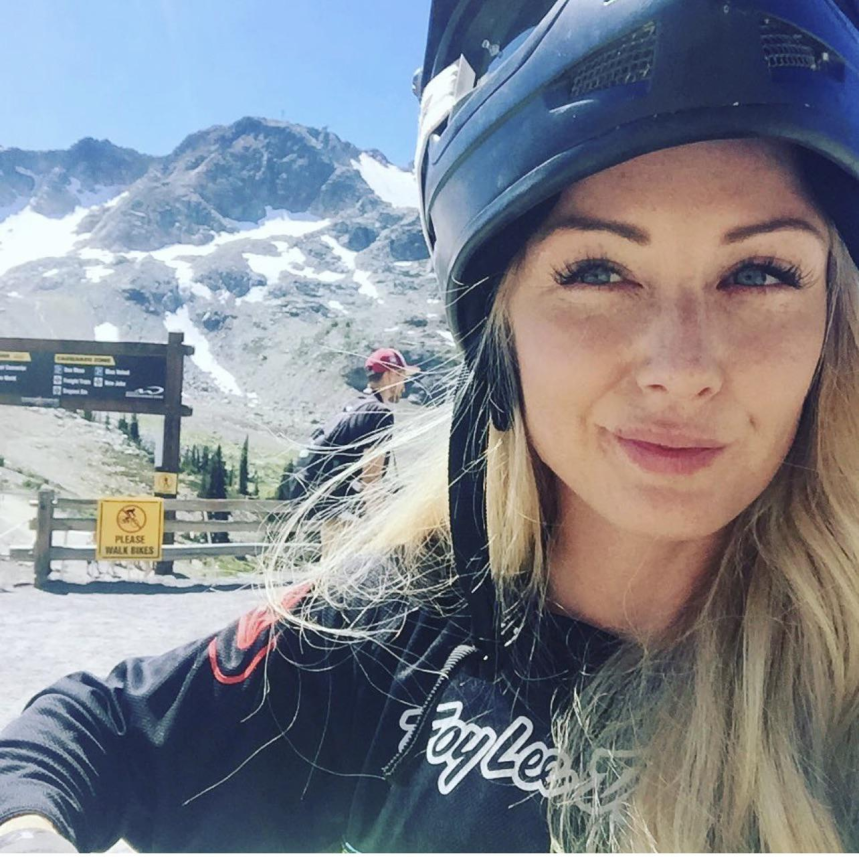 Сексуальная блондинка с большой грудью и опытная женщина демонстрирует свои привлекательные формы – фото 25