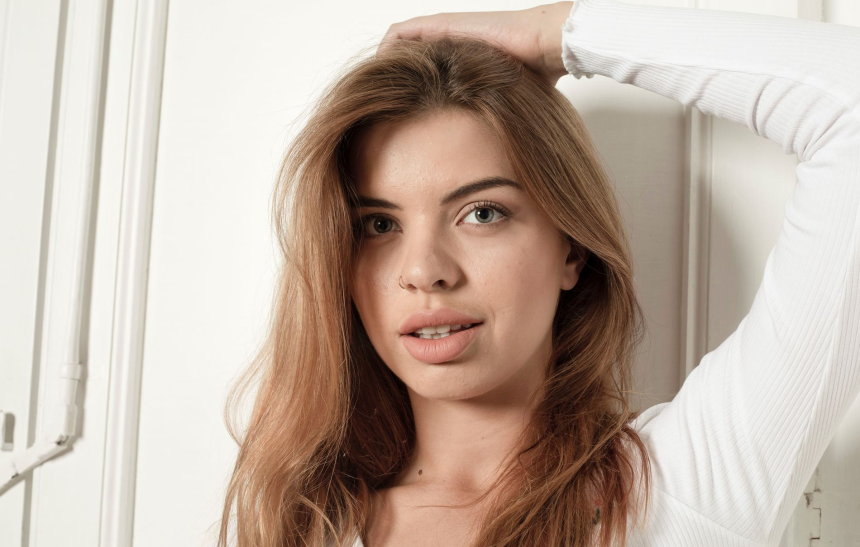 Фото Модель демонстрирует своё обнаженное тело