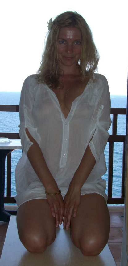 Привлекательная девушка с отличной фигурой и немного дерзким поведением, стоит перед вами голой – фото 2