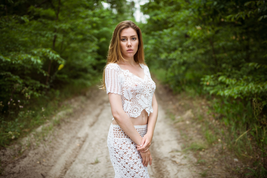 Фотосессия на открытом воздухе с красивой рыжеволосой девушкой – фото 1